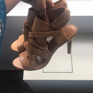 Nine West tan sandal heel size 6